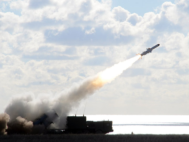 Пуск противокорабельной ракеты комплексом 3К60 "Бал"
