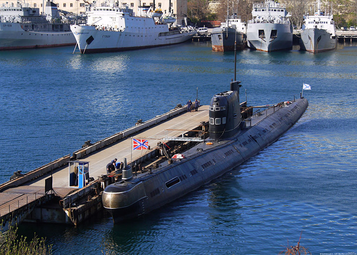 Подводная лодка "Б-435" у причала Южной бухты Севастополя