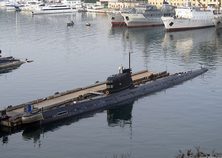 Подводная лодка "Б-435" в Южной бухте Севастополя 