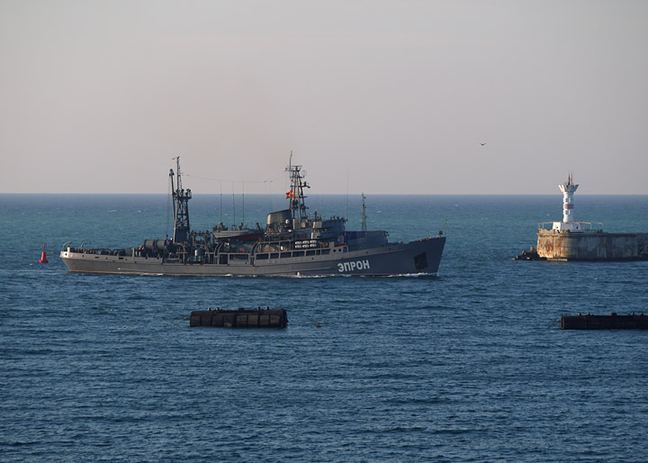 Спасательное судно "ЭПРОН" возвращается в Севастополь