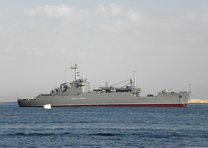 Морской транспорт вооружений "Генерал Рябиков" на праздновании Дня ВМФ