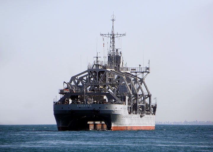 Спасательное судно "Коммуна" в море