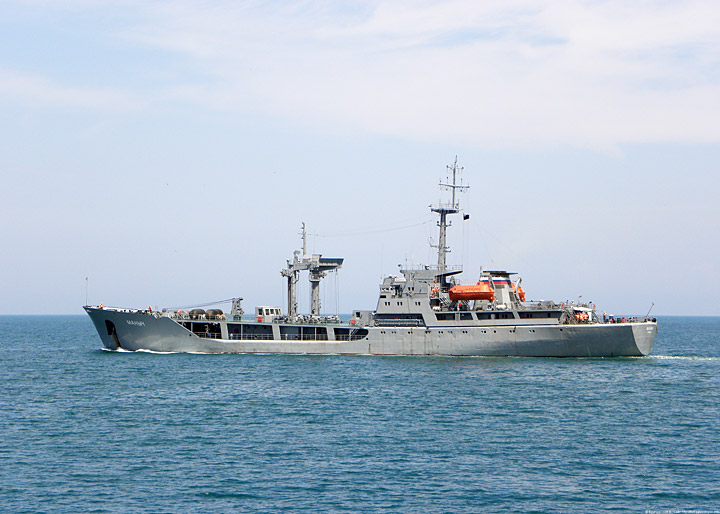 Морской водоналивной транспорт "Маныч" уходит на Северный флот