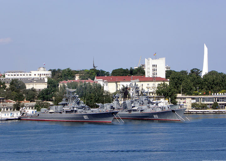 Корабли у Минной стенки Севастополя