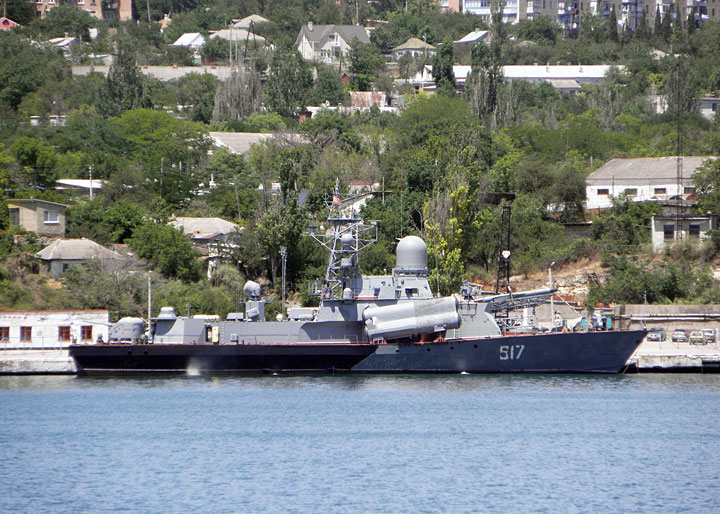 Погрузка противокорабельных ракет на малый ракетный корабль "Мираж"