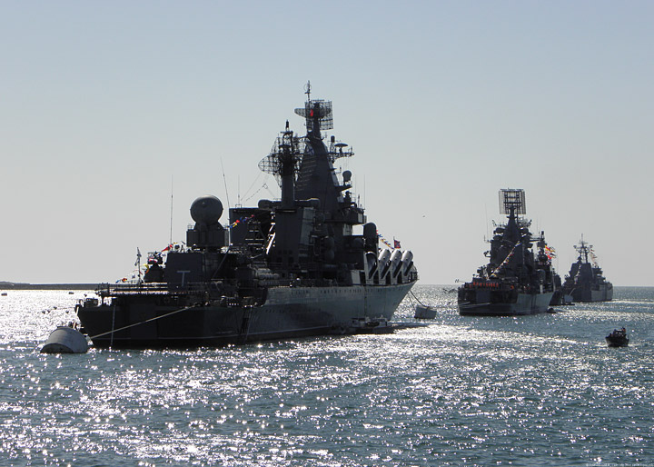 Корабли Черноморского флота в парадном строю