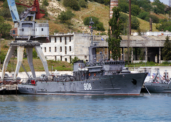 Морской тральщик "Вице-адмирал Захарьин"
