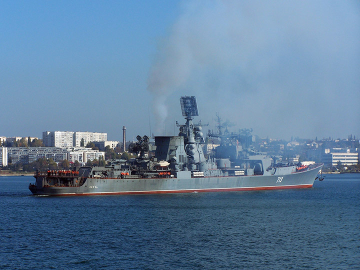 Большой противолодочный корабль "Керчь" заходит в бухту Севастополя
