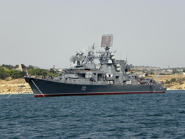 Большой противолодочный корабль "Керчь" в бухте Севастополя