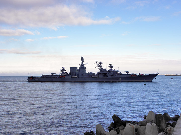БПК "Керчь" Черноморского флота на входе в Севастопольскую бухту