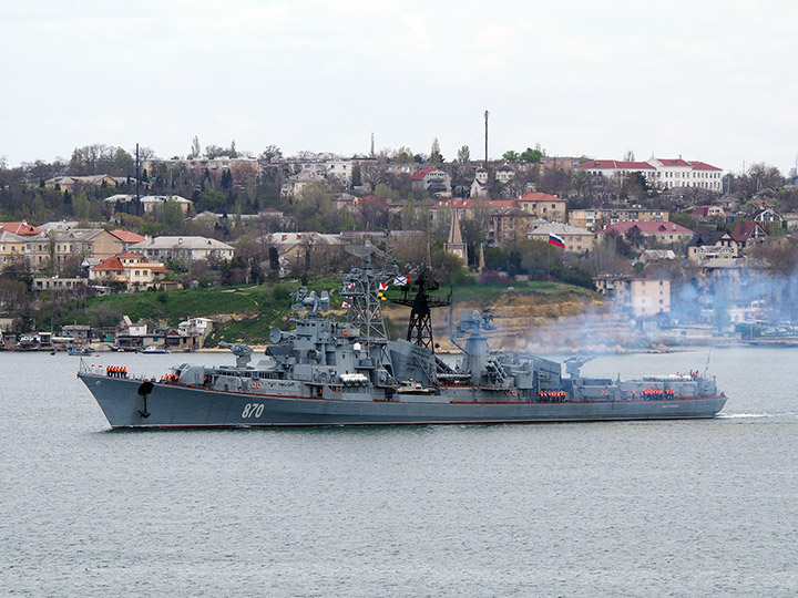 Сторожевой корабль "Сметливый" на фоне Северной стороны Севастополя