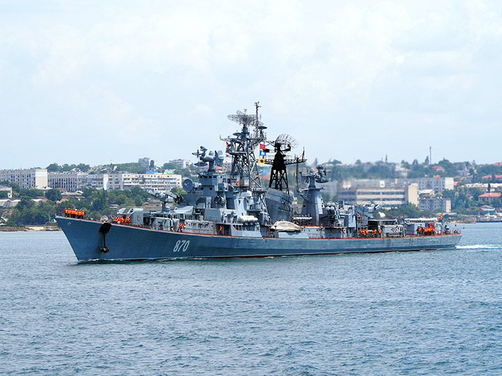 Сторожевой корабль "Сметливый" на ходу в Севастопольской бухте
