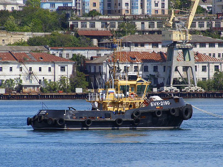 Буксирный катер БУК-2190 в Южной бухте Севастополя