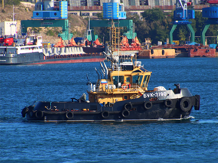 Буксирный катер БУК-2190 в Севастопольской бухте