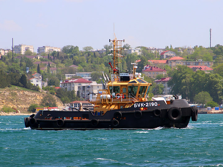 Буксирный катер БУК-2190 ЧФ РФ в свежую погоду в Севастопольской бухте