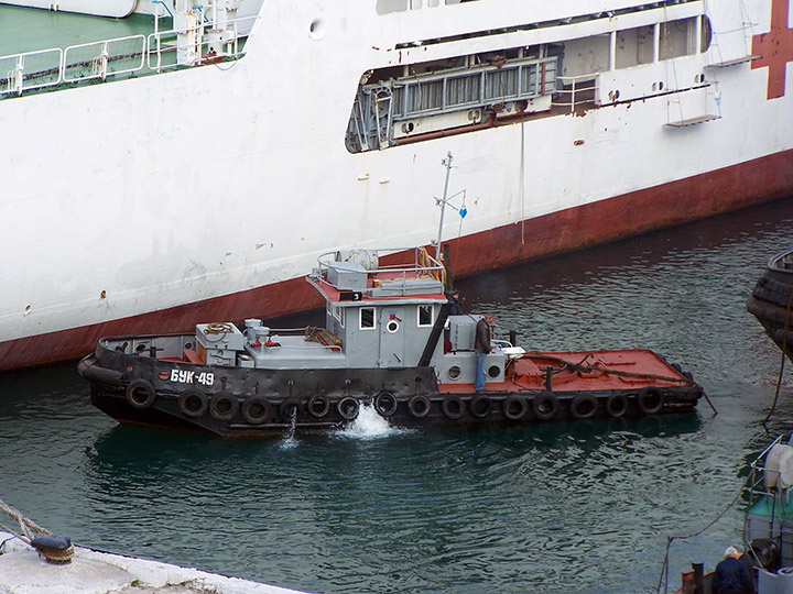 Буксирный катер "БУК-49" у борта госпитального судна "Енисей"