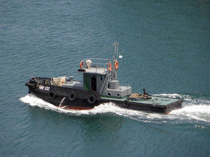 Буксирный катер "БУК-532" выходит в Севастопольскую бухту