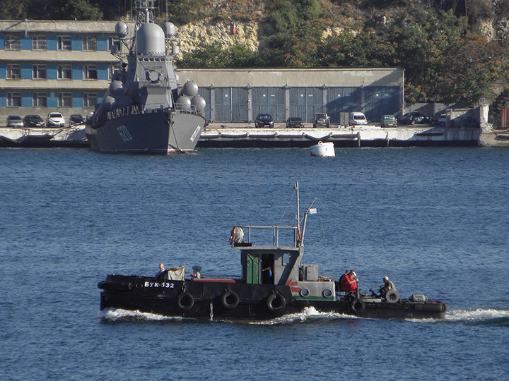 Буксирный катер "БУК-532" на фоне малого ракетного корабля "Штиль"