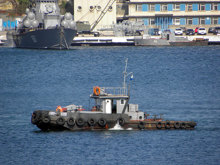Буксирный катер "БУК-533" на фоне МРК "Мираж" и буксирного катера "БУК-645"