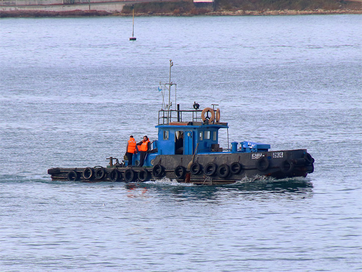 Буксирный катер БУК-533 ЧФ РФ в Севастопольской бухте