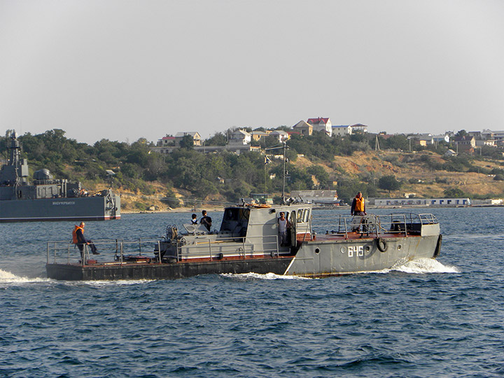 Буксирный катер БУК-645 на ходу в Севастопольской бухте