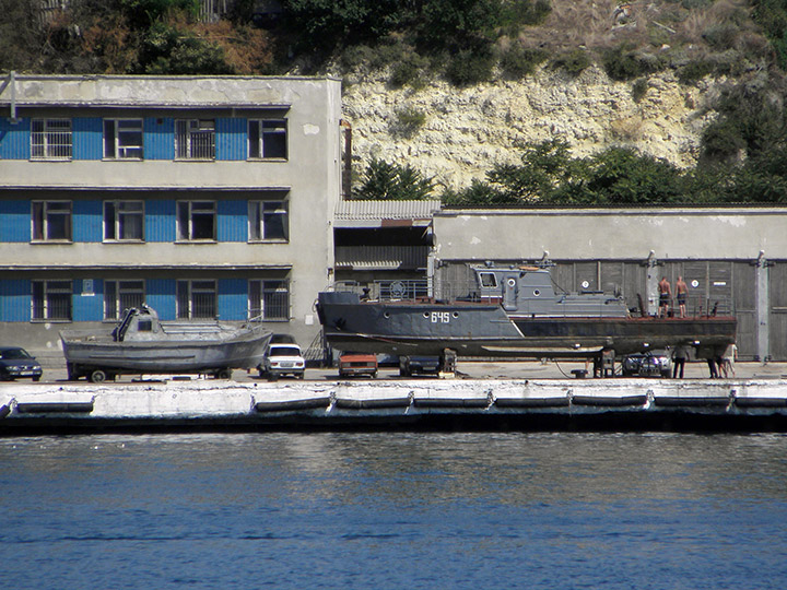 Буксирный катер БУК-645 на киль-блоках на берегу