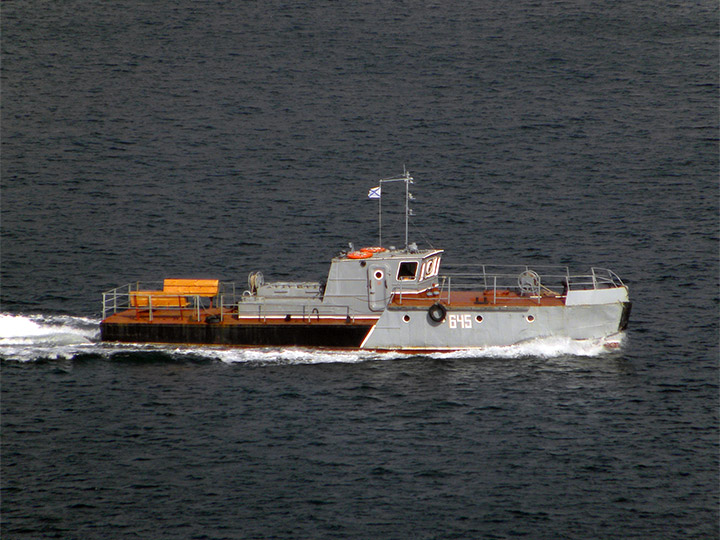 Буксирный катер БУК-645 на ходу в Севастопольской бухте