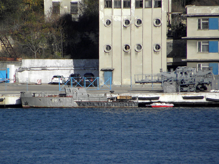 Буксирный катер БУК-645 у причала в Севастопольской бухте