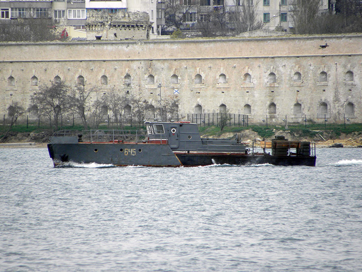 Буксирный катер БУК-645 на фоне Михайловской батареи в Севастополе
