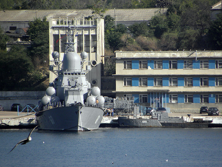 Малый ракетный корабль "Мираж" и буксирный катер БУК-645 ЧФ РФ
