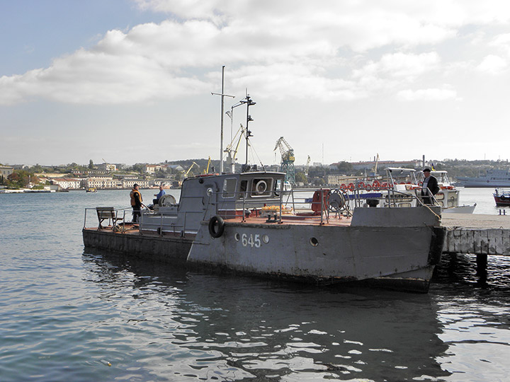Буксирный катер БУК-645 Черноморского флота у причала