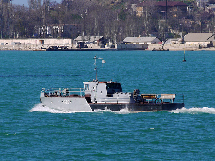 Буксирный катер БУК-645 Черноморского флота в Севастопольской бухте