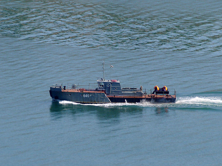 Буксирный катер БУК-645 Черноморского флота на ходу в Севастопольской бухте