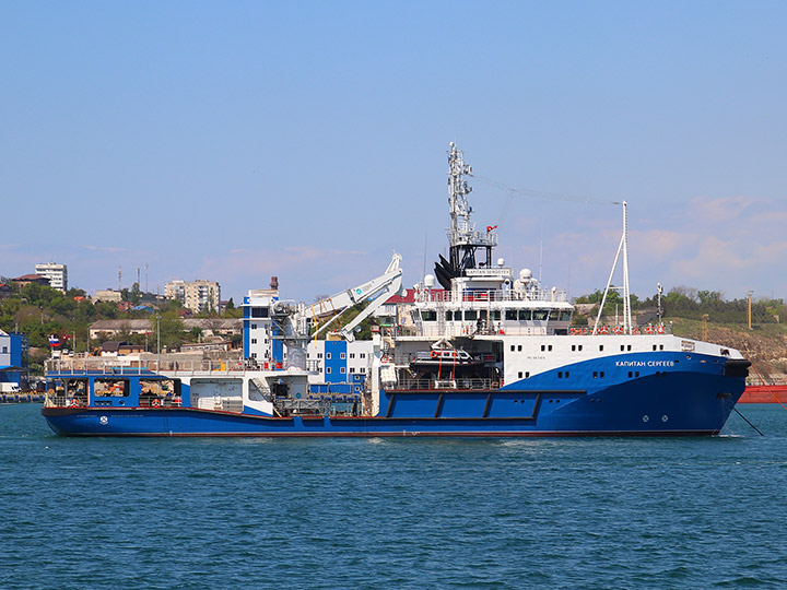 Морской буксир "Капитан Сергеев" в Севастопольской бухте