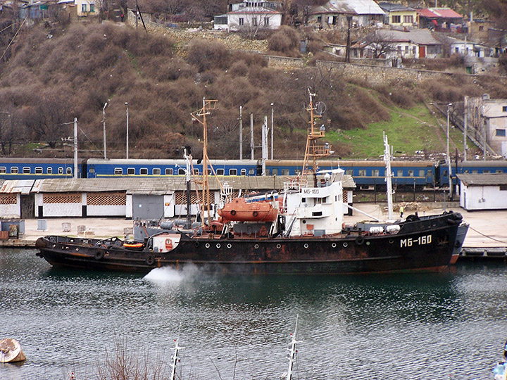 Морской буксир "МБ-160" в Южной бухте Севастополя
