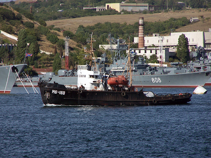Морской буксир "МБ-160" проходит по Севастопольской бухте