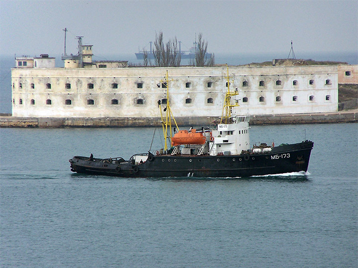 Морской буксир "МБ-173" Черноморского флота на фоне Константиновской батареи, Севастополь
