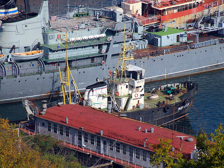 Морской буксир МБ-173 ЧФ РФ у причала в Севастополе