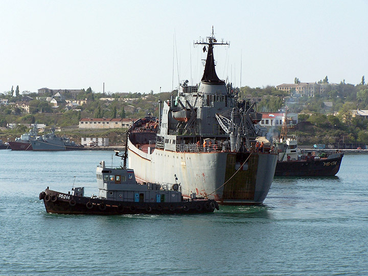 Морской буксир "МБ-174" участвует в буксировке большого десантного корабля