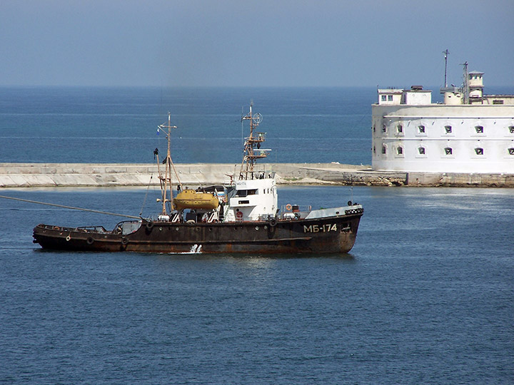 Морской буксир "МБ-174" заходит в Севастопольскую бухту