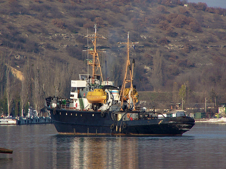Морской буксир "МБ-174" в Севастопольской бухте