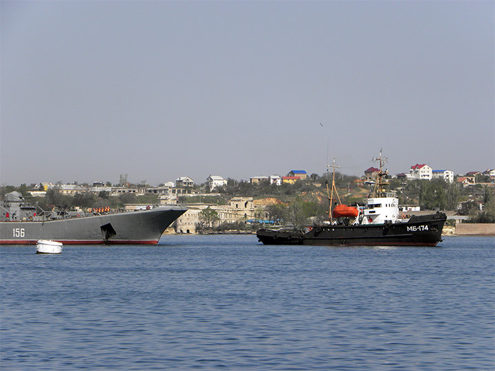 Морской буксир "МБ-174" проводит буксировку большого десантного корабля