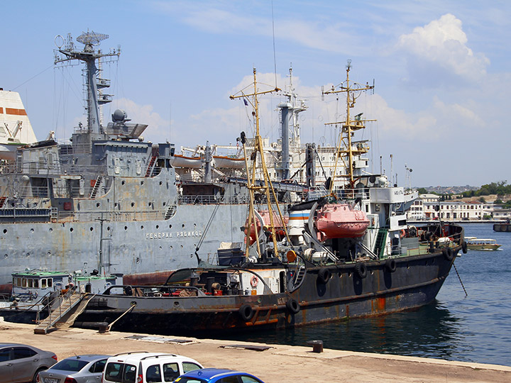 Морской буксир "МБ-174" в Южной бухте Севастополя