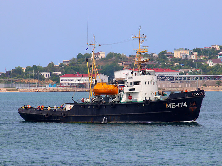 Морской буксир МБ-174 проекта 733 на ходу в Севастопольской бухте