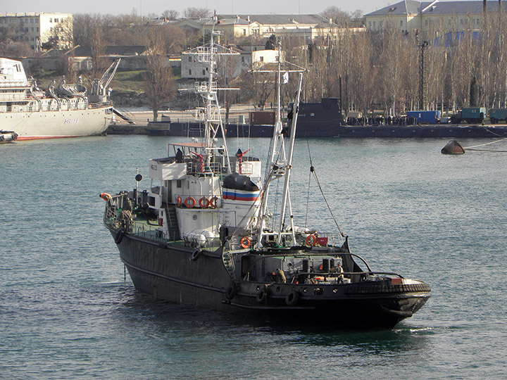 Морской буксир "МБ-23" на фоне подлодки "Запорожье" ВМС Украины