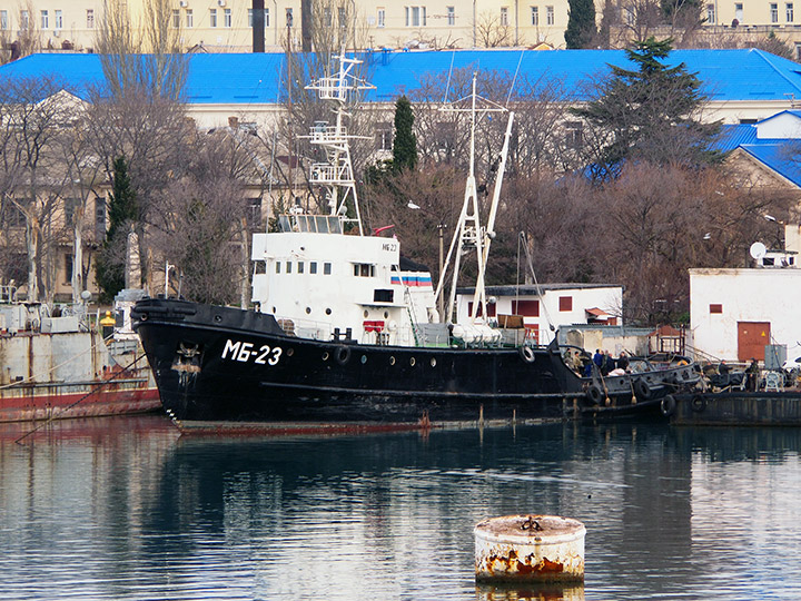 Морской буксир "МБ-23" на судоремонтном заводе