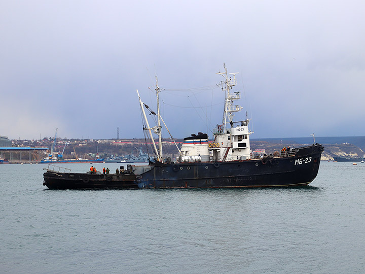Морской буксир МБ-23 на ходу в Севастопольской бухте