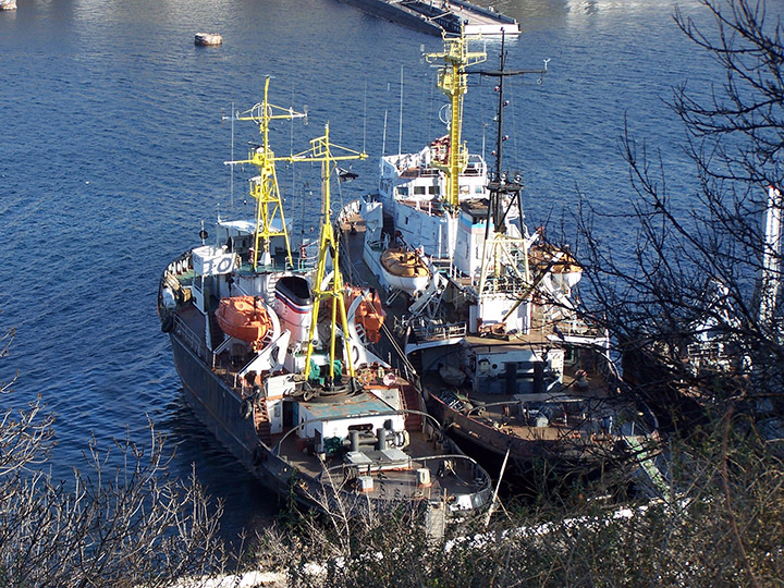 Морской буксир "МБ-304" в Южной бухте Севастополя