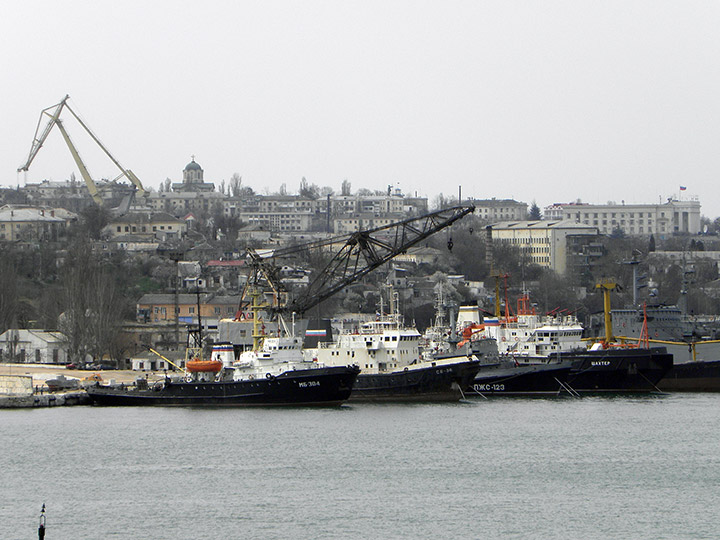 Морской буксир "МБ-304" на Угольном причале, Севастополь