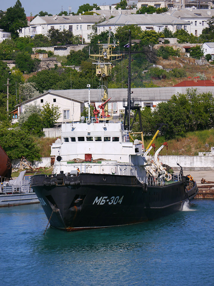 Морской буксир "МБ-304" в Стрелецкой бухте Севастополя